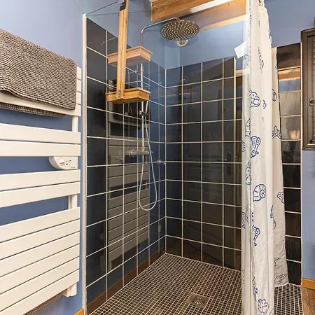 Maison Traditionnelle En Bois *